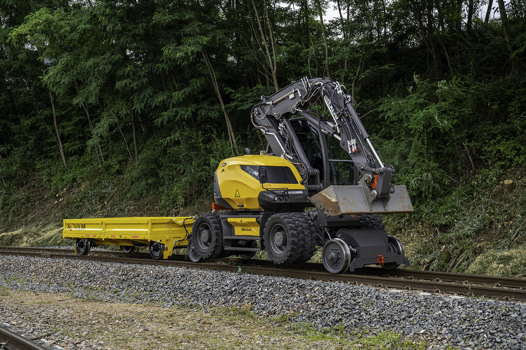 Mecalac lance sa nouvelle pelle rail route 216MRail