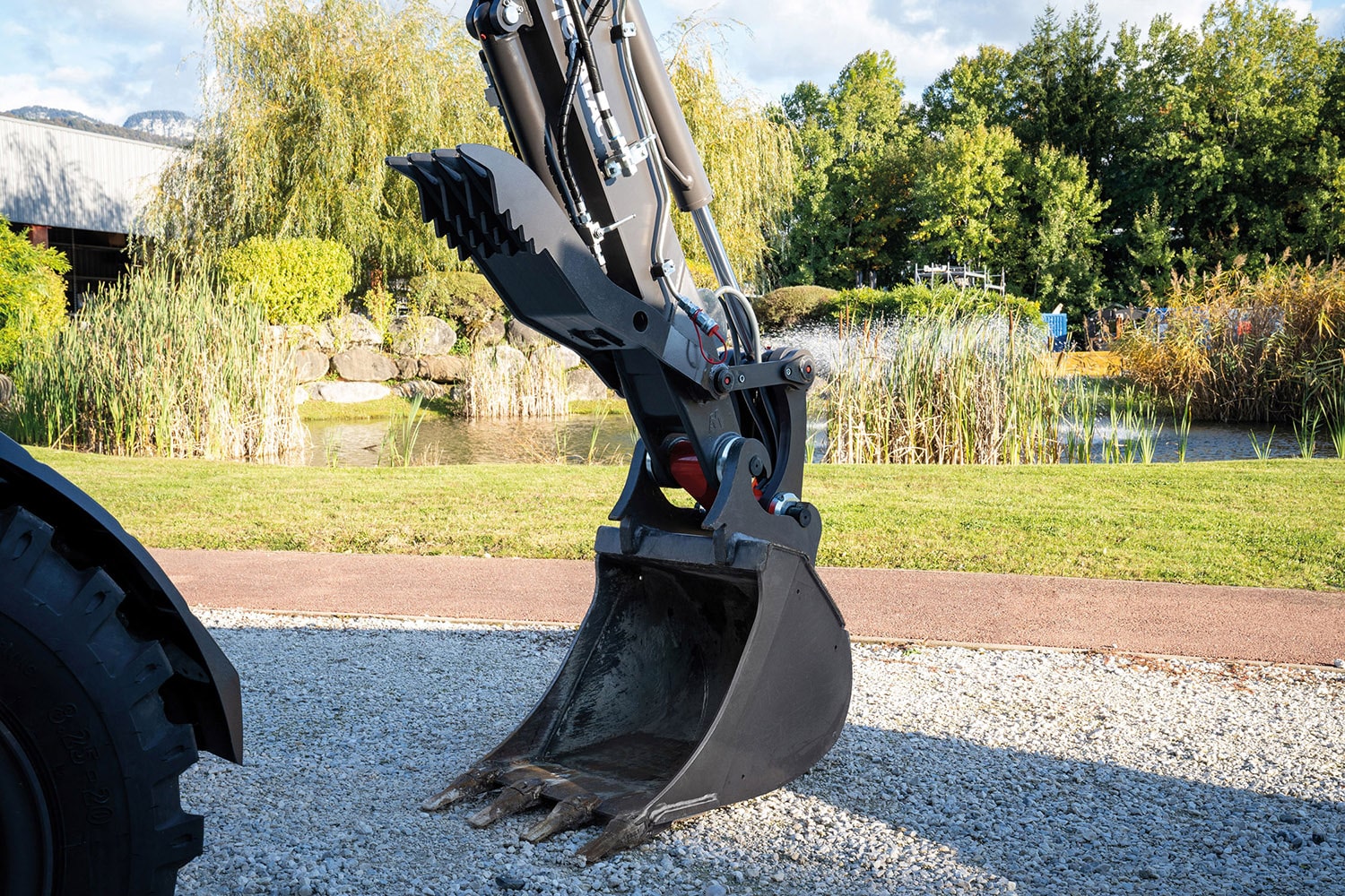 Mecalac launches an hydraulic thumb for its 6MCR and 7MWR excavators